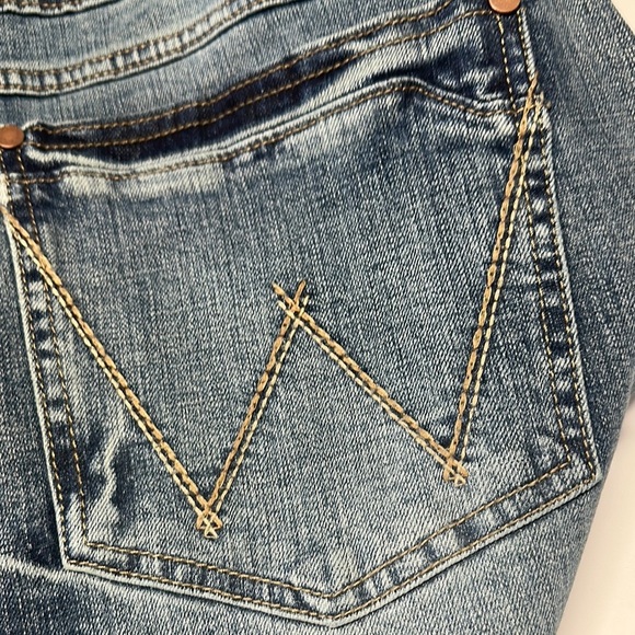 Wrangler Blue Relaxed Fit Jeans with Distressed Style - Picture 3 of 11